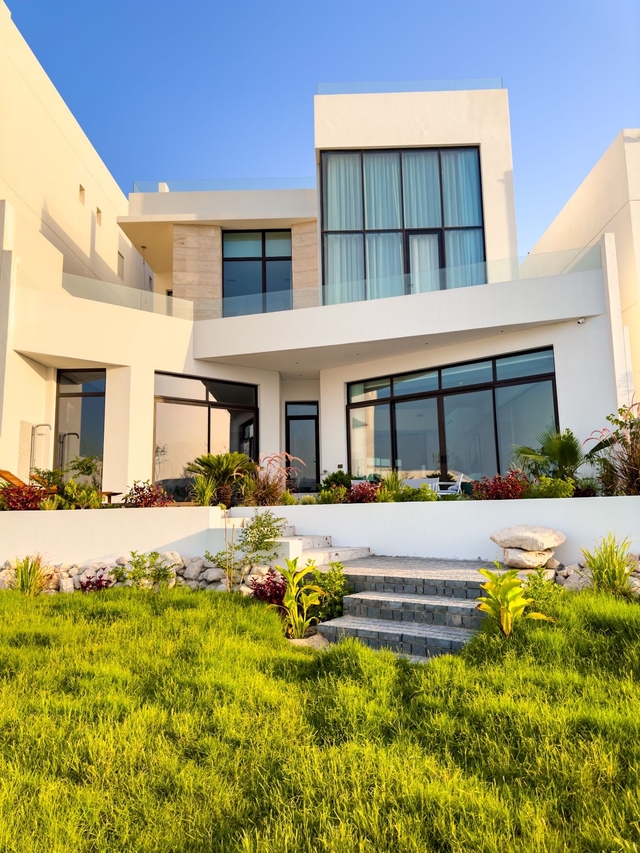 THE CURE  ( <i style='color:#B10622'>VVIP</i> )