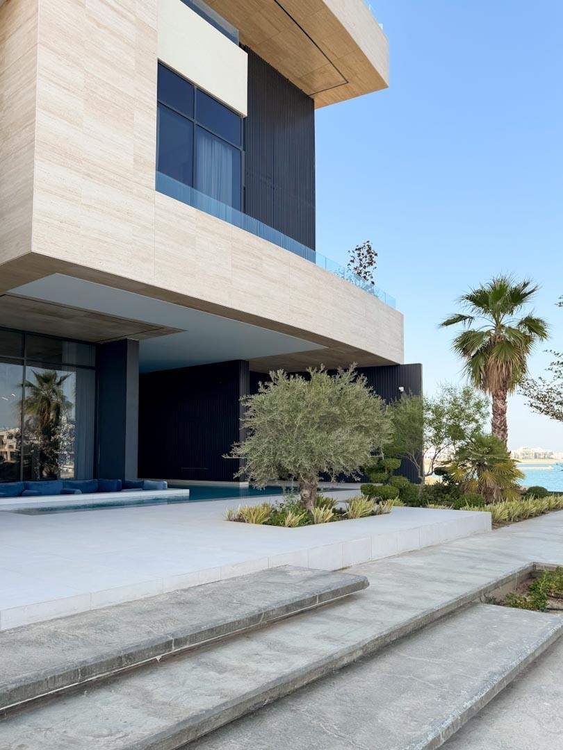 ( <i style='color:#B10622'> VVIP</i> ) REVIERA